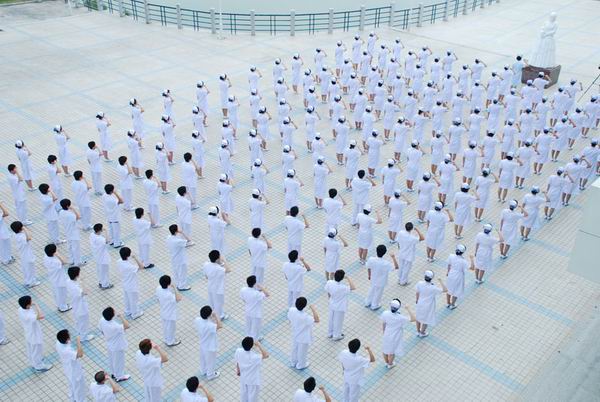 护理学院为南丁格尔像揭幕,护生代表在南丁格尔像前宣誓2