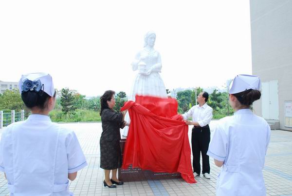 护理学院为南丁格尔像揭幕,护生代表在南丁格尔像前宣誓2